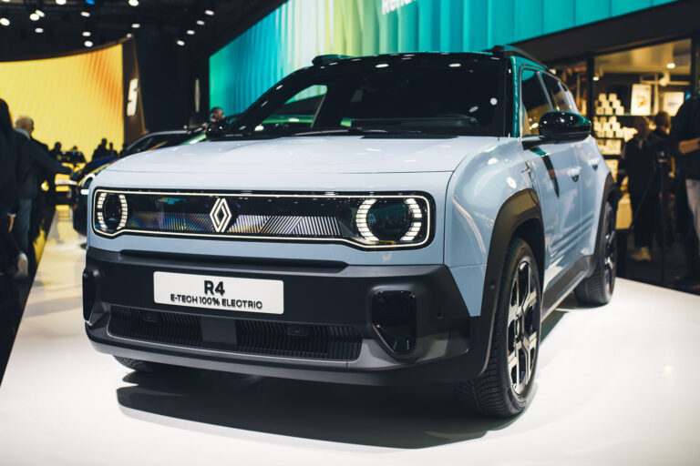 renault 4 paris motor show front quarter