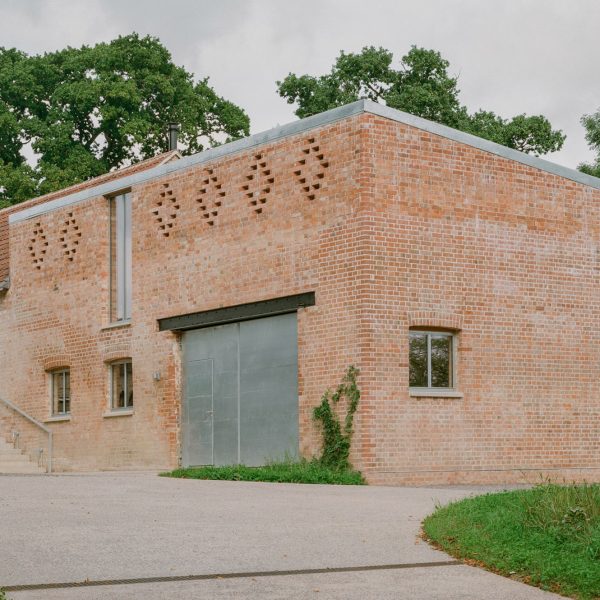 wraxall yard clementine blakemore lorenzo zandri dezeen 2364 hero3